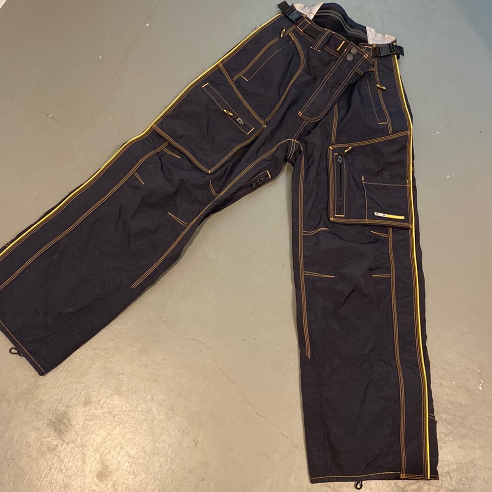 Oakley size small software ski pants. Not sure if they are mens or womens.